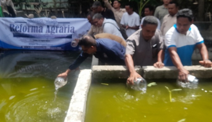 Gerakan Sinergi Reforma Agraria, Kantor Pertanahan Malaka Lepas Bibit Ikan Di Desa Lamudur