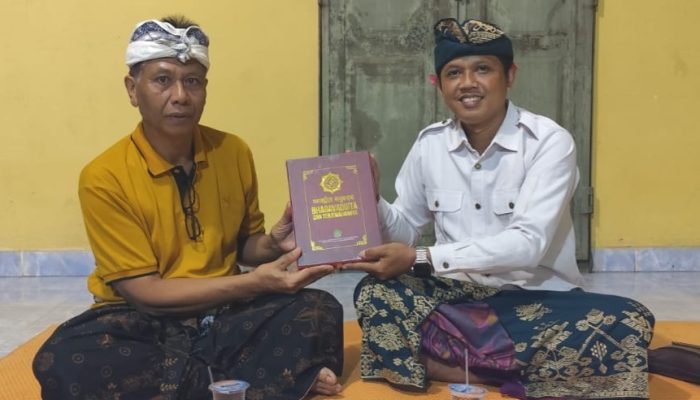 Pembimas Hindu Kemenag NTT Kunjungi Pura Atambuanantha, Bawa Bhagawadgita