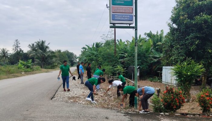 Kru Puskesmas Alkani Gelar Jumat Bersih, Ciptakan Lingkungan Kerja Bebas Sampah