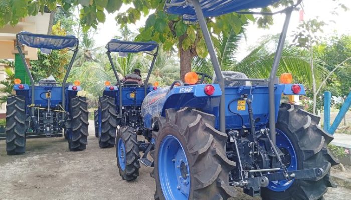 Bupati Alor Serahkan Traktor Bantuan Pempus Kepada Kelompok Tani