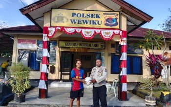 Polsek Wewiku Dukung Generasi Muda Lewat Sepak Bola, Sumbang Bola Kaki untuk Kuluoan FC