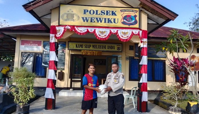 Polsek Wewiku Dukung Generasi Muda Lewat Sepak Bola, Sumbang Bola Kaki untuk Kuluoan FC